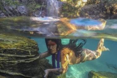 Lạ lùng bộ tộc thích nhảy trên cây và lặn dưới nước