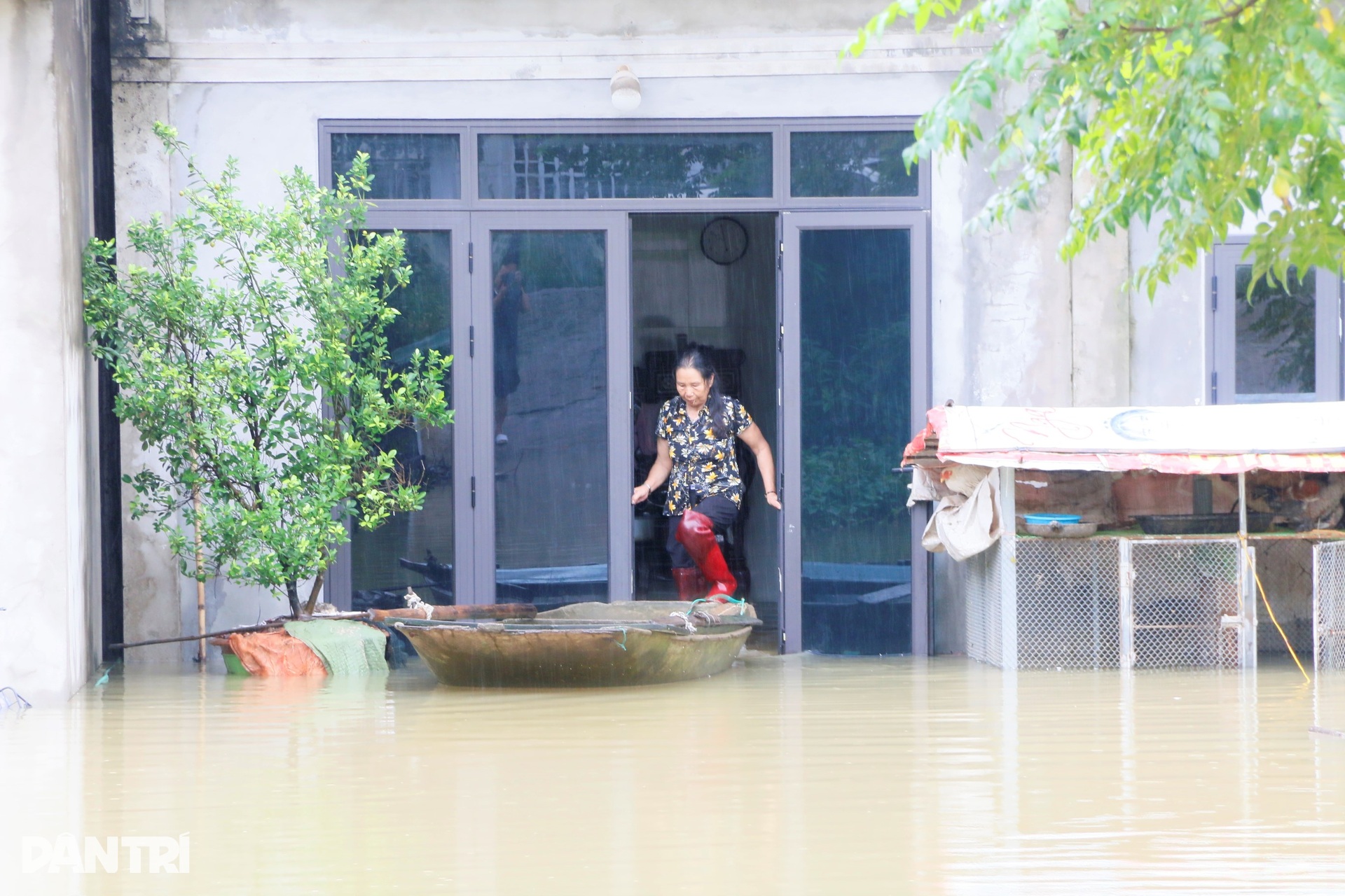 Nước dâng cao, người dân vùng rốn lũ ở Ninh Bình chuyển lên mái nhà - 9 Nước dâng cao, người dân vùng rốn lũ ở Ninh Bình chuyển lên mái nhà - 9