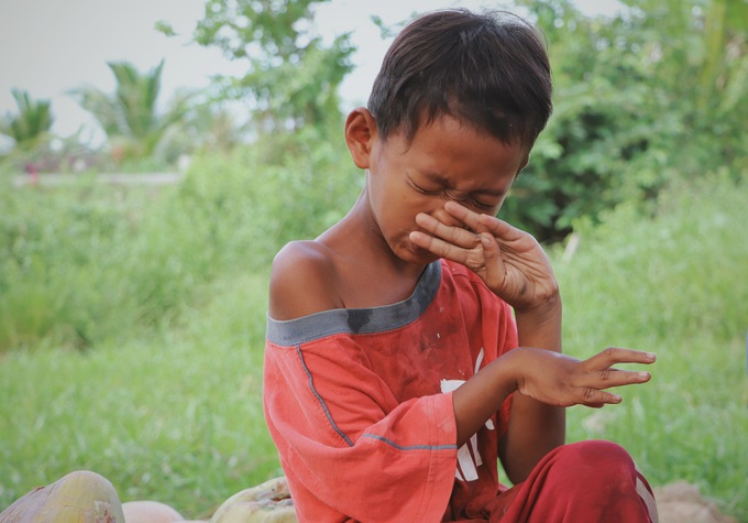 Bố bỏ đi không về, 5 đứa trẻ mờ mịt tương lai trong căn chòi rách nát: Con đi hái dừa, chăn bò thuê để phụ mẹ nuôi em - Ảnh 4.