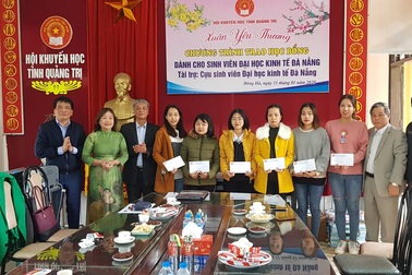 Quảng Trị: Trao hàng chục suất học bổng đến học sinh, sinh viên dịp đầu xuân