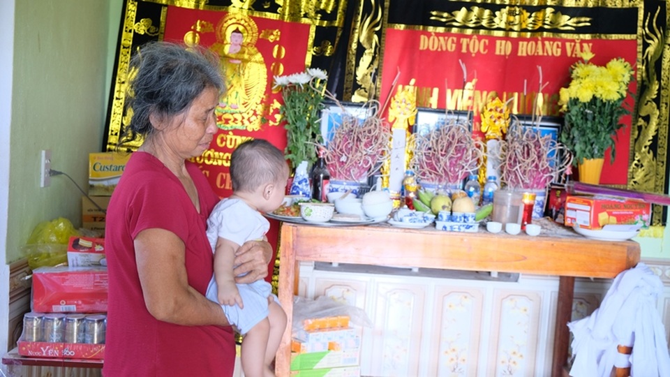 Cháu bé 5 tháng tuổi mất gia đình dưới gầm xe tải được bạn đọc giúp đỡ - 2 Cháu bé 5 tháng tuổi mất gia đình dưới gầm xe tải được bạn đọc giúp đỡ - 2