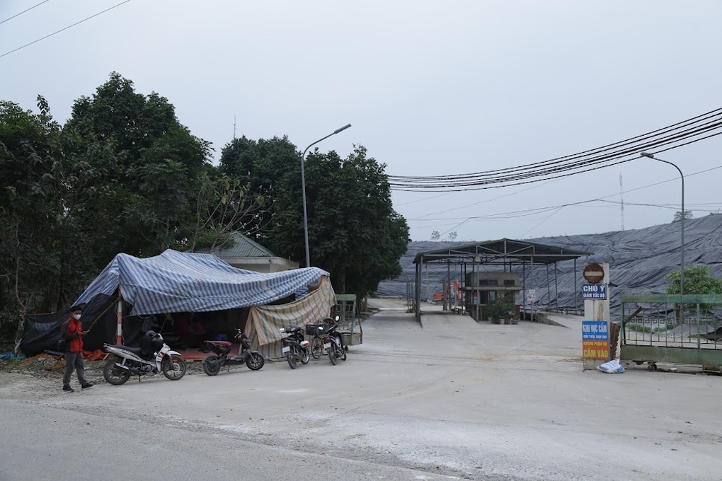 Hà Nội: Người dân dựng lều bạt, ngăn vận chuyển rác thải vào bãi Xuân Sơn - 1 Hà Nội: Người dân dựng lều bạt, ngăn vận chuyển rác thải vào bãi Xuân Sơn - 1
