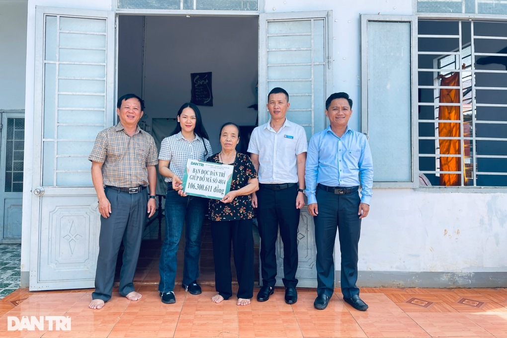 Trao hơn 100 triệu đồng giúp cụ bà nghèo khổ chữa bệnh cho con - 1 Trao hơn 100 triệu đồng giúp cụ bà nghèo khổ chữa bệnh cho con - 1