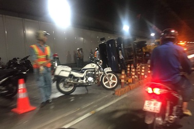 Xe tải văng bánh, lật nhào trong hầm vượt sông Sài Gòn