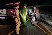 Tạm giữ hình sự người đàn ông ăn vạ khi bị xét "ra đường phải cần thiết"