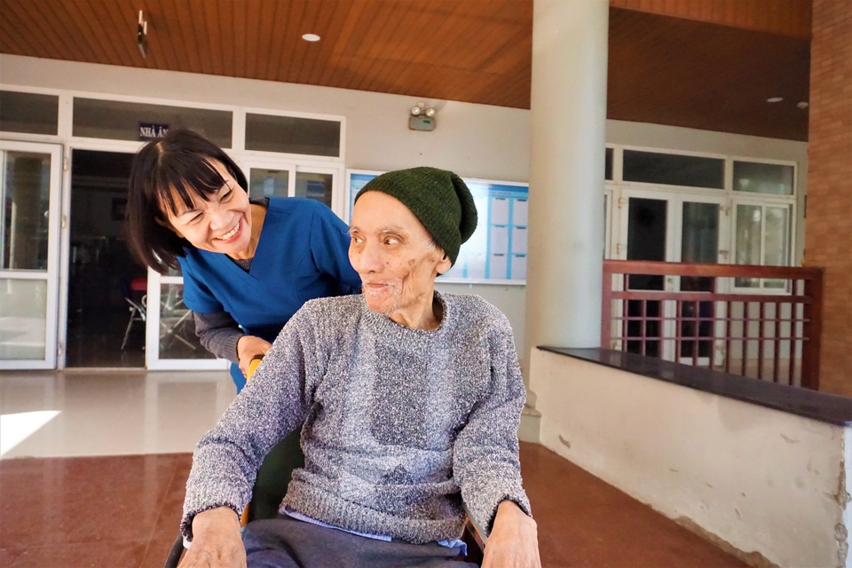 Nữ hộ lý gần 20 năm chăm sóc người có công - 4 Nữ hộ lý gần 20 năm chăm sóc người có công - 4