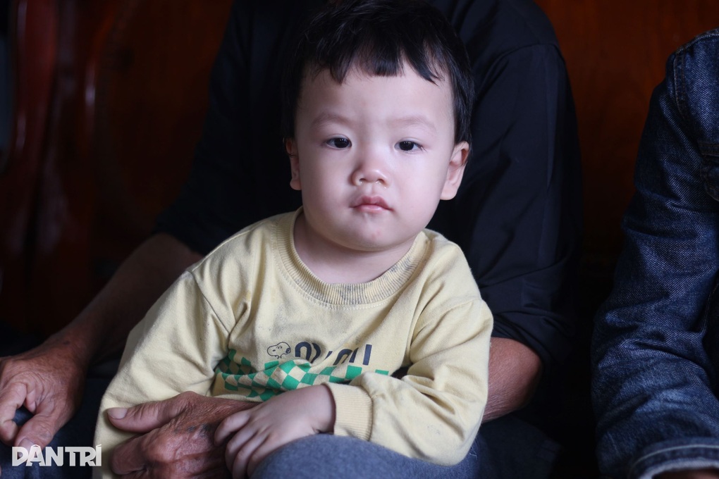 Hai vợ chồng chống chọi với ung thư, gồng gánh nuôi mẹ già, cháu thơ - 3 Hai vợ chồng chống chọi với ung thư, gồng gánh nuôi mẹ già, cháu thơ - 3