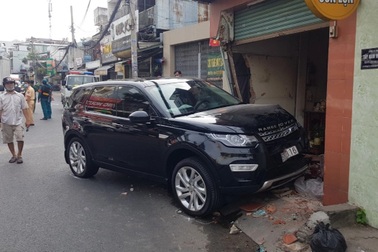 Xe Range Rover lao lên vỉa hè, tông người đàn ông đi bộ tử vong