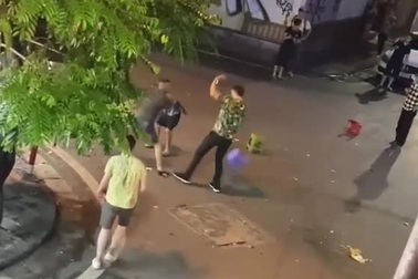 Khách tây bị hành hung bằng chai bia, ghế nhựa ở phố cổ Hà Nội