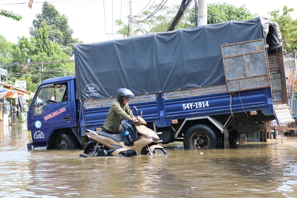 Trời không mưa, đường ở TP Thủ Đức vẫn ngập như sông - 7 Trời không mưa, đường ở TP Thủ Đức vẫn ngập như sông - 7