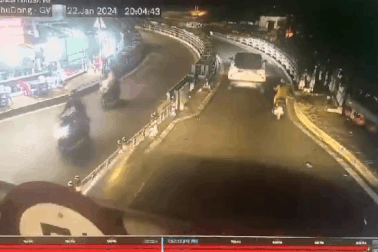 Xe buýt húc sập thanh giới hạn chiều cao cầu vượt thép ở TPHCM