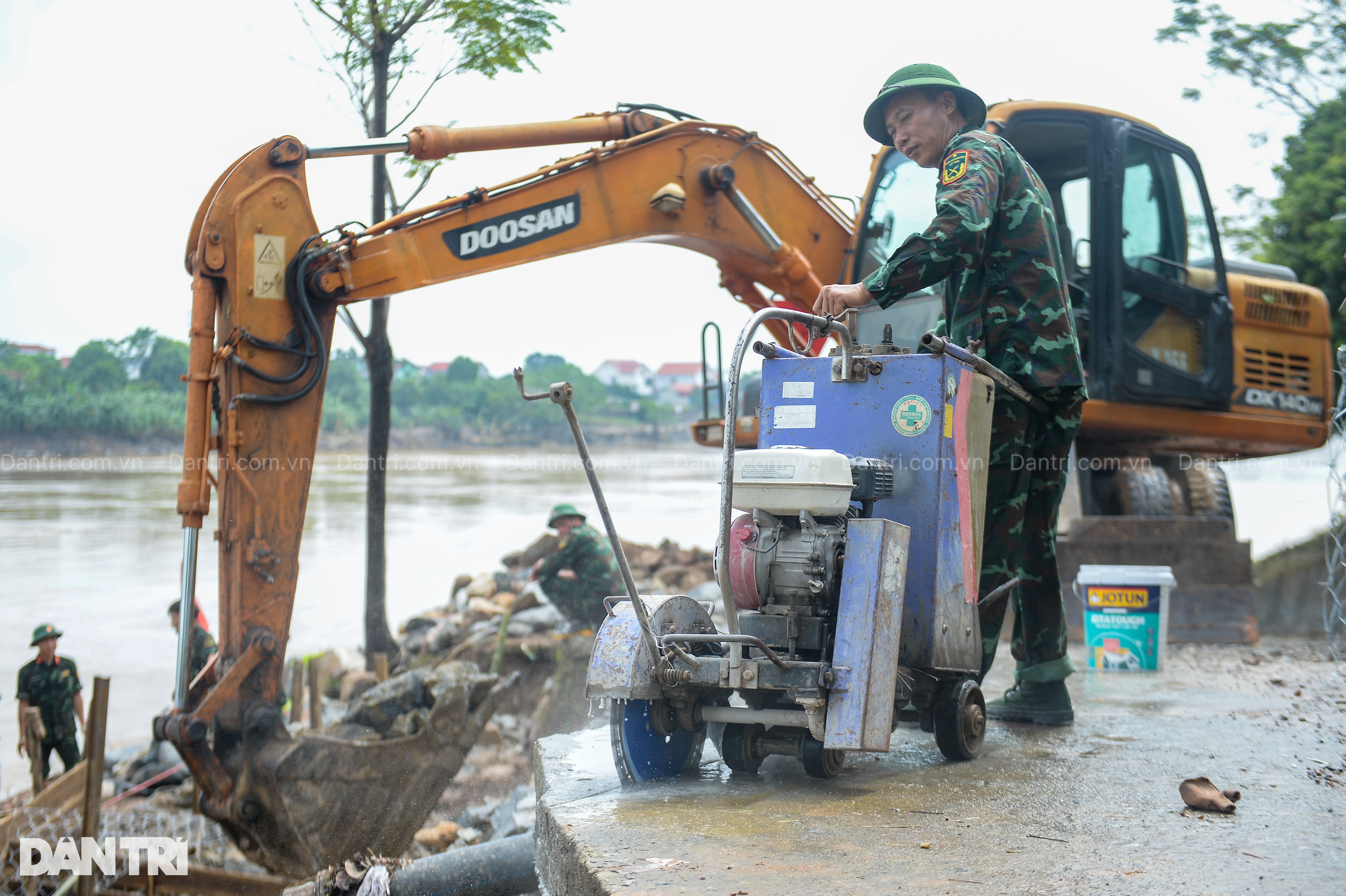 Quân đội tiến hành những bước đầu tiên để lắp cầu phao thay cầu Phong Châu - 3 Quân đội tiến hành những bước đầu tiên để lắp cầu phao thay cầu Phong Châu - 3