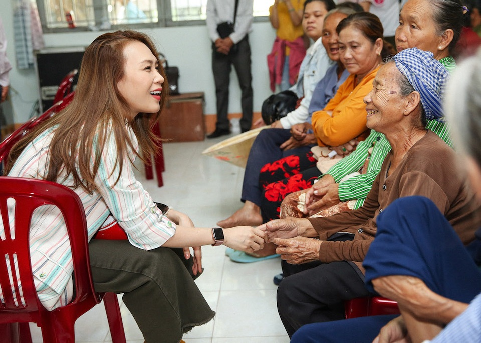 Ấm áp tình nghệ sĩ Việt dành cho người nghèo mùa Tết - 1 Ấm áp tình nghệ sĩ Việt dành cho người nghèo mùa Tết - 1