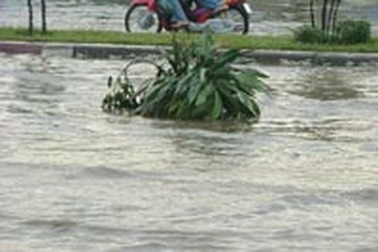 Hết cầu Văn Thánh 2 lại đến đường bị thủng 