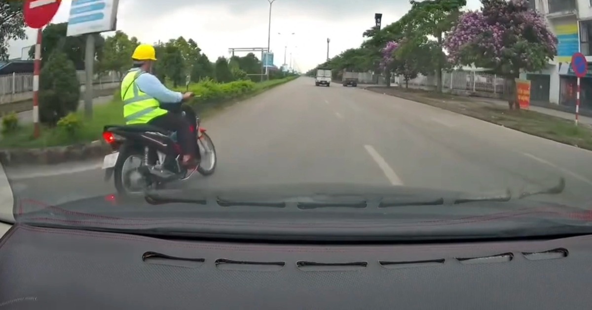 Ô tô và xe máy không kiểm soát tốc độ khi qua ngã tư, suýt lao vào nhau