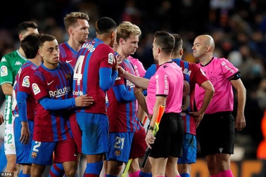 Real Madrid giành 3 điểm trước Sociedad, Barcelona gục ngã dưới tay Betis