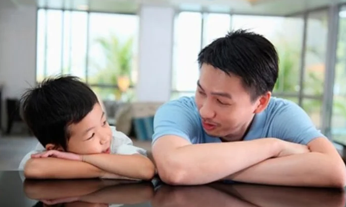 Cha mẹ hãy thường xuyên đưa ra lời khuyên bằng thái độ tích cực để trẻ thêm tự tin. (Ảnh minh họa)
