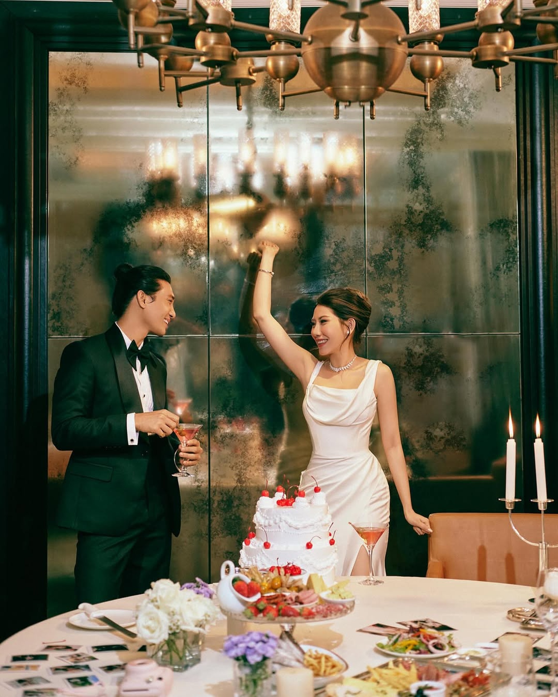 Người đàn ông đẹp trai nhất thế giới năm 2021 vừa cưới vợ - 1