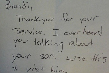 Hầu bàn bật khóc vì nhận được khoản tiền “boa” lớn bất ngờ