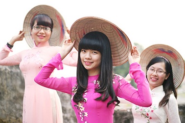 29 thanh niên Việt mang hình ảnh áo dài, nón lá ra quốc tế