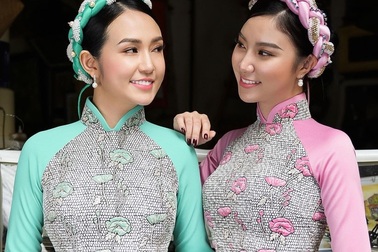 Hương Baby, Hạnh Sino xúng xính áo dài xuống phố đón xuân