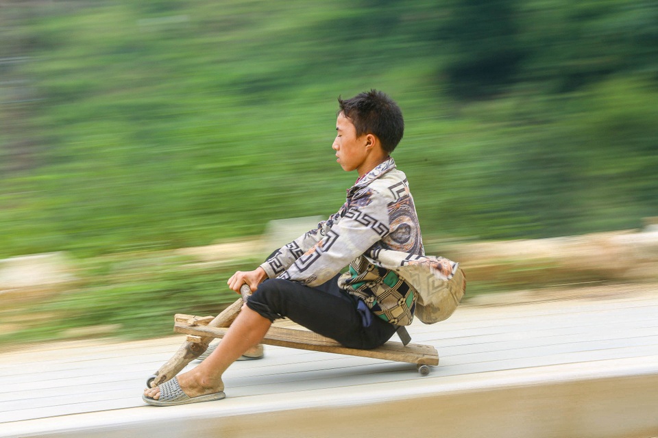 Thót tim xem màn “đua xe” tự chế của trẻ em vùng cao ở Sa Pa - 7 Thót tim xem màn “đua xe” tự chế của trẻ em vùng cao ở Sa Pa - 7