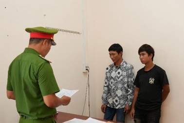 Hai cha con bị bắt quả tang khi đang cắt trộm dây điện