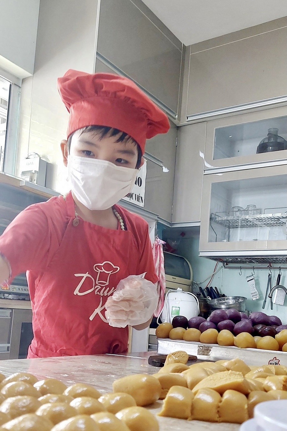 Các đầu bếp nhí ở TPHCM làm bánh Trung thu gửi tặng bệnh nhân Covid-19 - 7 Các đầu bếp nhí ở TPHCM làm bánh Trung thu gửi tặng bệnh nhân Covid-19 - 7