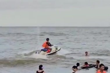 Mô tô nước hoạt động chui gây “náo loạn” biển Sầm Sơn
