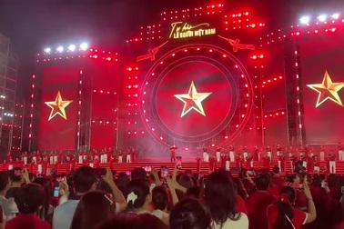 Tùng Dương và 30.000 khán giả hát Quốc ca gây xúc động