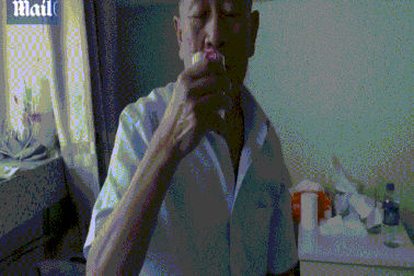 Cận cảnh dị nhân cho cốc thủy tinh vào mồm nhai rau ráu