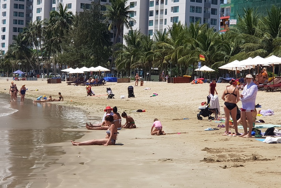 Du khách say nắng trên bãi biển, tản bộ trong mùa dịch Covid-19 - 3 Du khách say nắng trên bãi biển, tản bộ trong mùa dịch Covid-19 - 3