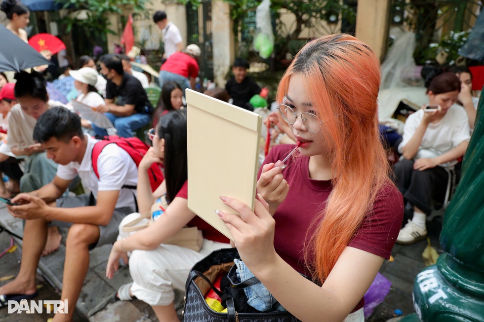 Muôn kiểu giữ chỗ đẹp xem diễu binh: Ôm sách học bài, chia ca về tắm - 4 Muôn kiểu giữ chỗ đẹp xem diễu binh: Ôm sách học bài, chia ca về tắm - 4