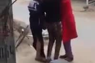 Bé trai trốn học chơi game bị phụ huynh lột quần áo