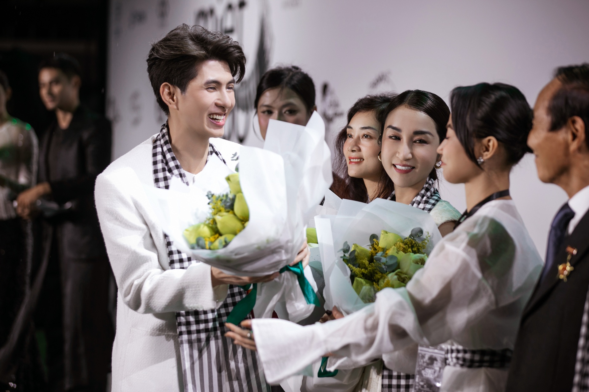 ម្ចាស់ជើងឯក Quynh Chau ស្លៀកសម្លៀកបំពាក់ប្លែកៗទាក់ទាញចំណាប់អារម្មណ៍មុនថ្ងៃរៀបការ - ១២ Á hậu Quỳnh Châu mặc trang phục độc đáo, gây chú ý trước ngày cưới - 12