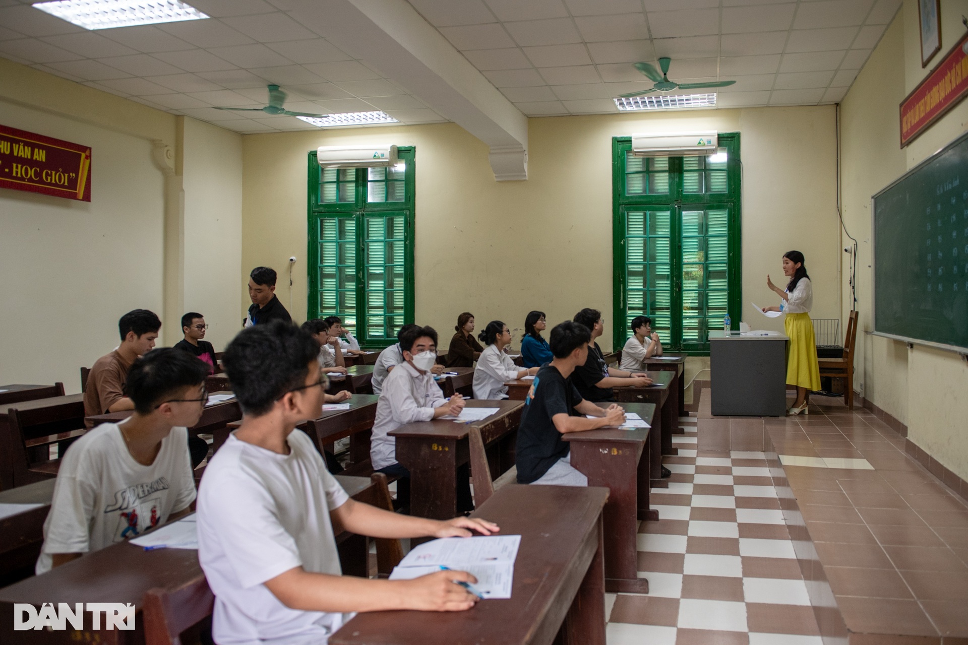 Sĩ tử Hà Nội hân hoan trong ngày làm thủ tục thi tốt nghiệp THPT - 7 Sĩ tử Hà Nội hân hoan trong ngày làm thủ tục thi tốt nghiệp THPT - 7