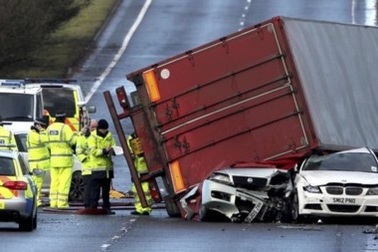 Siêu bão khiến giao thông châu Âu hỗn loạn, 3 người chết