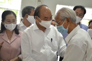 Chủ tịch nước Nguyễn Xuân Phúc bỏ phiếu bầu đại biểu Quốc hội tại Củ Chi