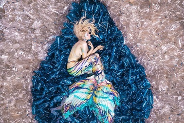 Độc đáo bộ ảnh nàng tiên cá "mắc kẹt" giữa hơn 10.000 chai nhựa