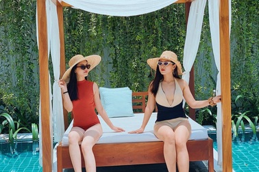 Đôi bạn xinh đẹp lái ô tô 1500 km đi du lịch miền Trung, vượt đèo xuyên đêm