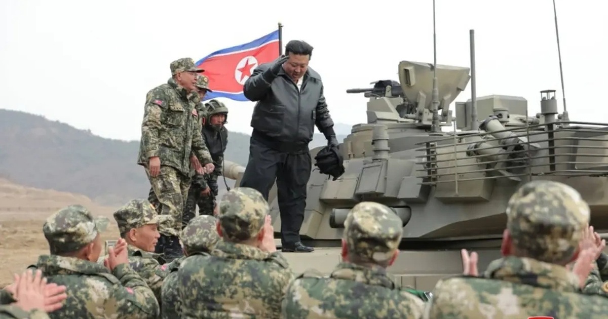 Ông Kim Jong-un thăm nhà máy xe tăng, ca ngợi tiến độ sản xuất thần tốc