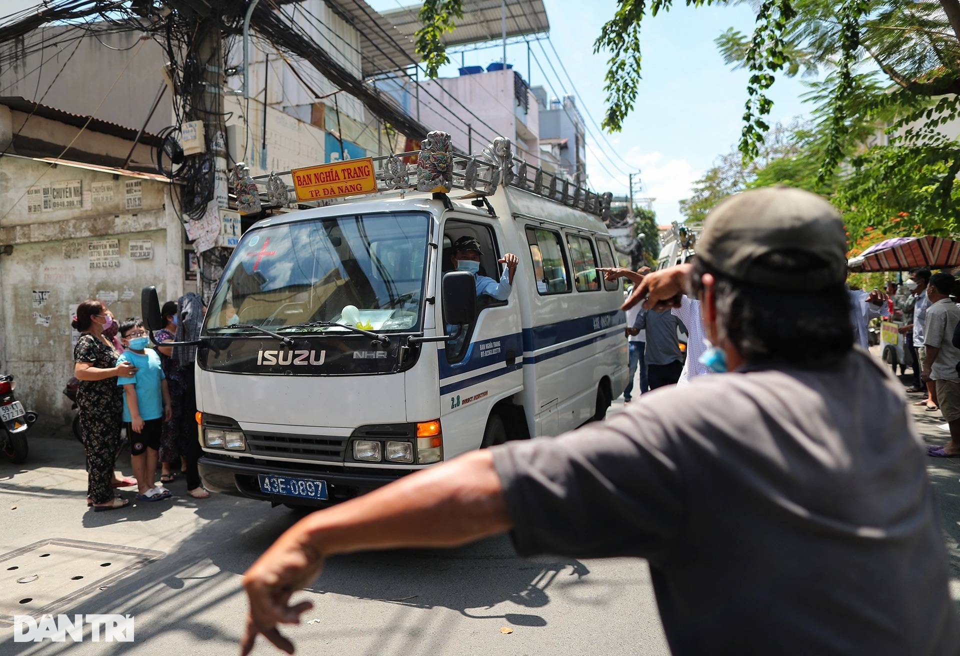 3 đám tang bao trùm xóm nhỏ ở TPHCM sau vụ chìm ca nô tại Hội An - 1