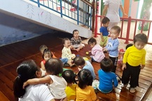 Cám cảnh học sinh mầm non học dưới… gầm cầu thang