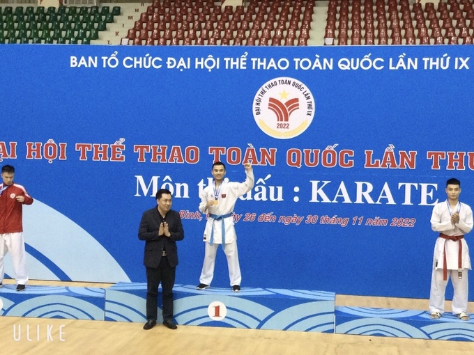 Ông Cao Văn Chóng, Phó Giám đốc Sở VHTTDL tỉnh Bình Dương đại diện Ban Tổ chức trao giải cho các vận động viên.