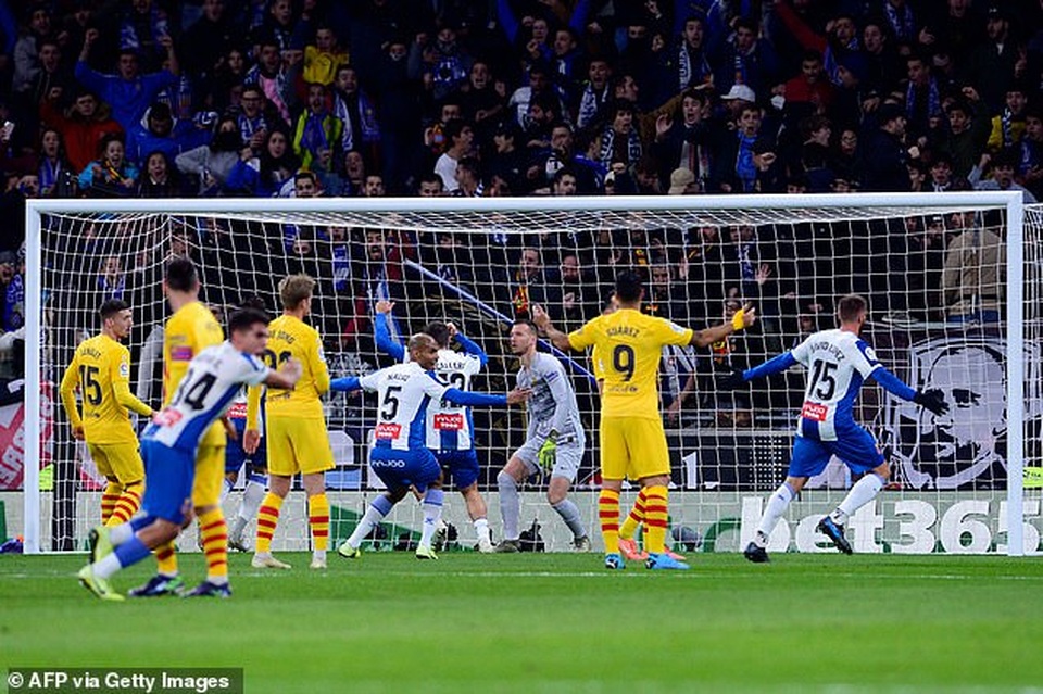 De Jong nhận thẻ đỏ, Barcelona bị Real Madrid cân bằng về điểm số - 2 De Jong nhận thẻ đỏ, Barcelona bị Real Madrid cân bằng về điểm số - 2