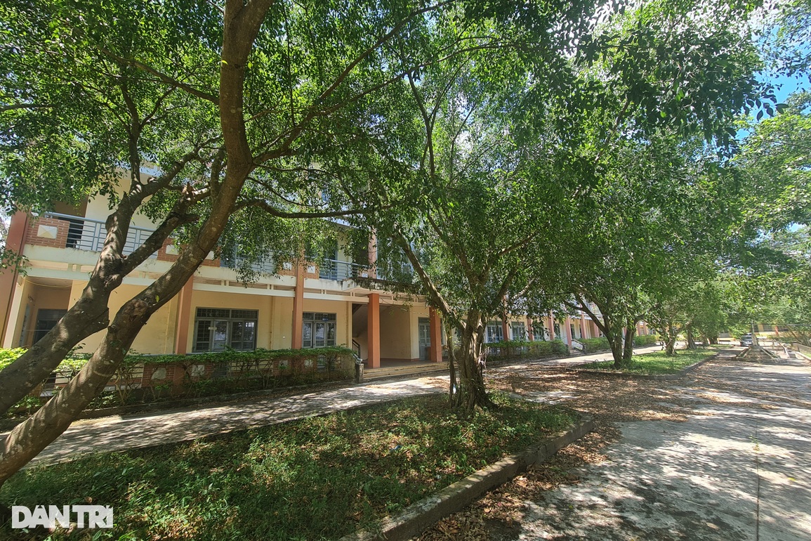 Nghịch lý: Trường tiền tỷ bỏ không, học sinh đi bộ hơn 10km đến trường - 1 Nghịch lý: Trường tiền tỷ bỏ không, học sinh đi bộ hơn 10km đến trường - 1