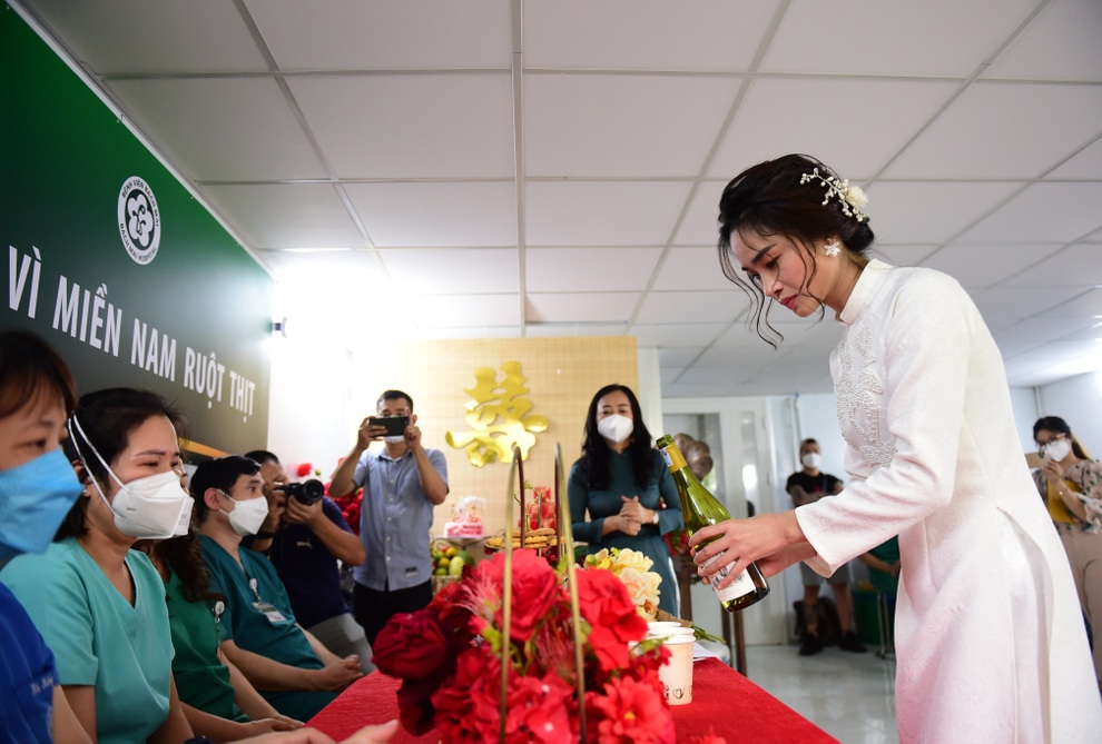 Đám cưới online của nữ điều dưỡng Hà Nội tại bệnh viện dã chiến ở TPHCM - 5 Đám cưới online của nữ điều dưỡng Hà Nội tại bệnh viện dã chiến ở TPHCM - 5