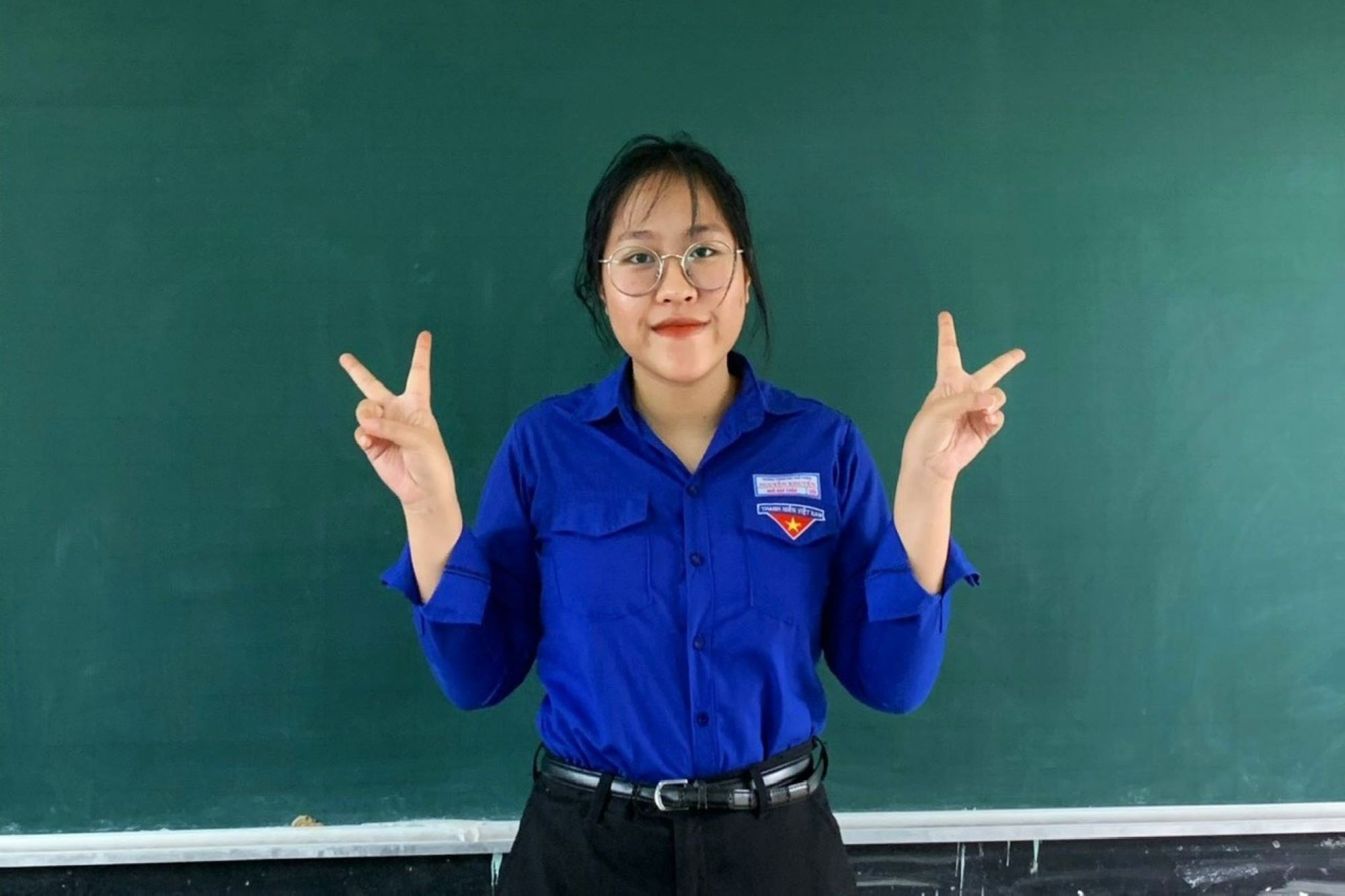 ពេលកំពុងធ្វើការជាកម្មករសំណង់ ឪពុករំជួលចិត្ត ពេលឮថាកូនប្រុសជាអ្នកបម្រើ - ៣ Đang đi phụ hồ, người cha xúc động khi biết tin con đỗ thủ khoa - 3