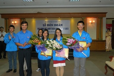 Gặp nhóm học sinh lọc vi khuẩn bằng màng vỏ trứng gà