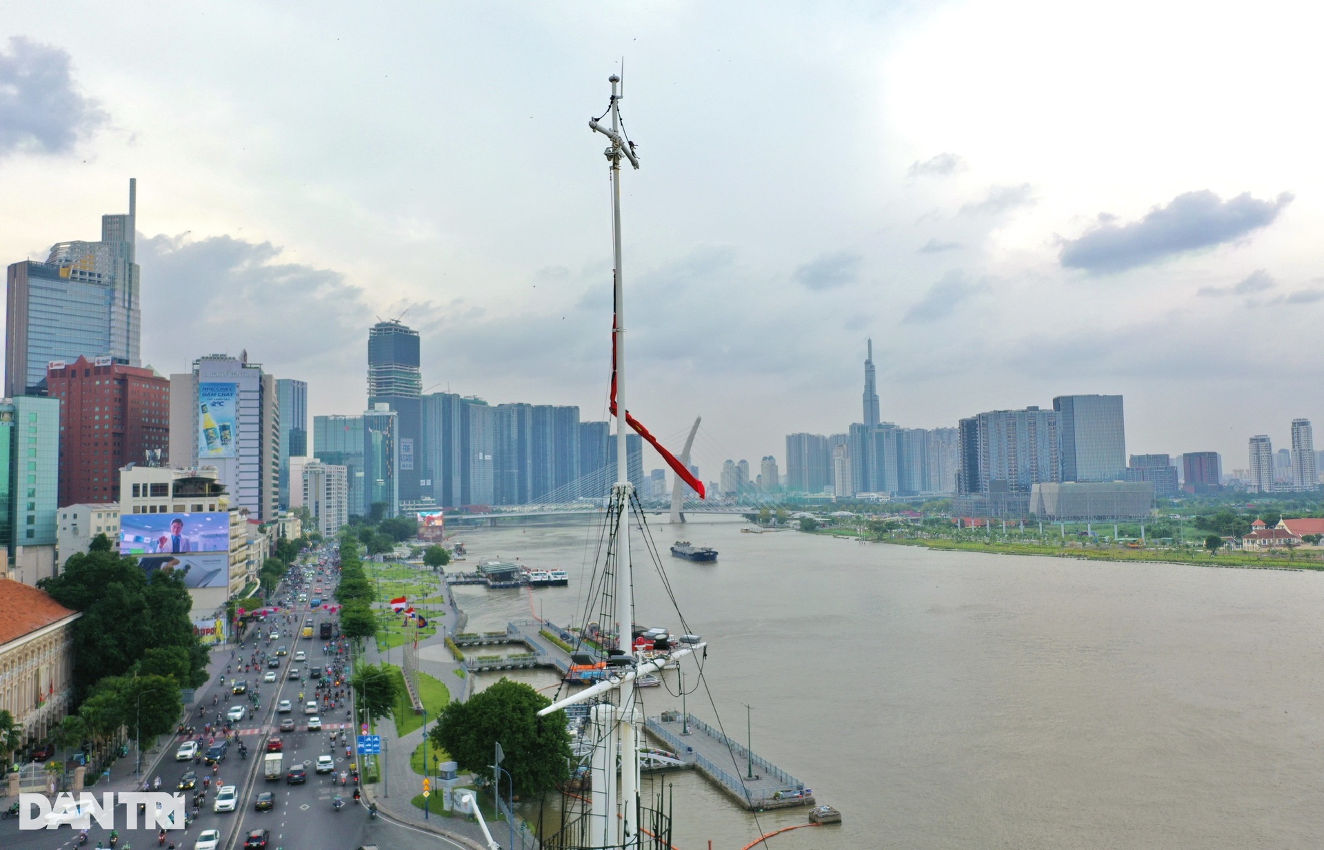Đường phố TPHCM treo cờ rủ tưởng nhớ Tổng Bí thư Nguyễn Phú Trọng - 1 Đường phố TPHCM treo cờ rủ tưởng nhớ Tổng Bí thư Nguyễn Phú Trọng - 1